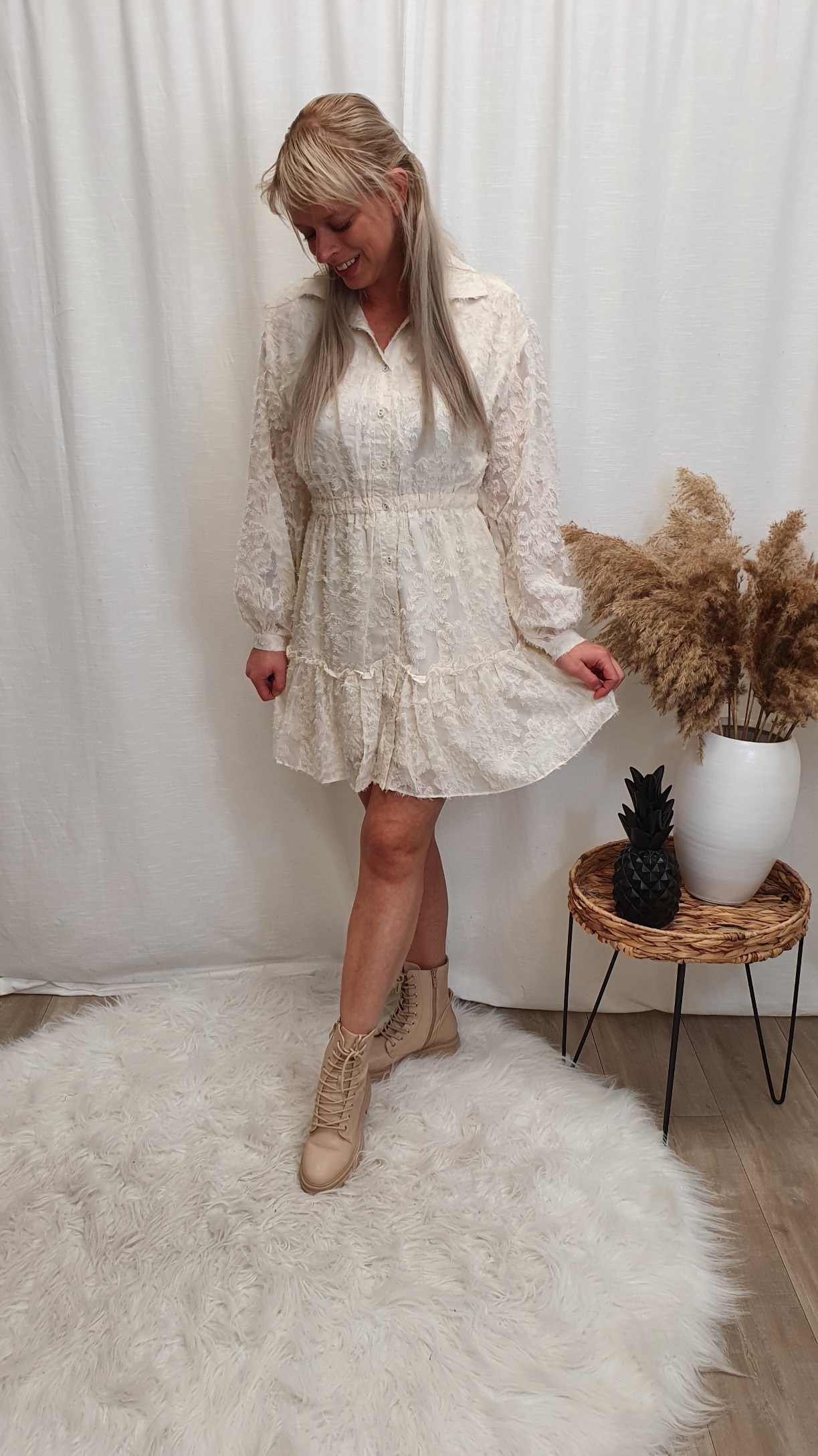 Short lace dress – Crème